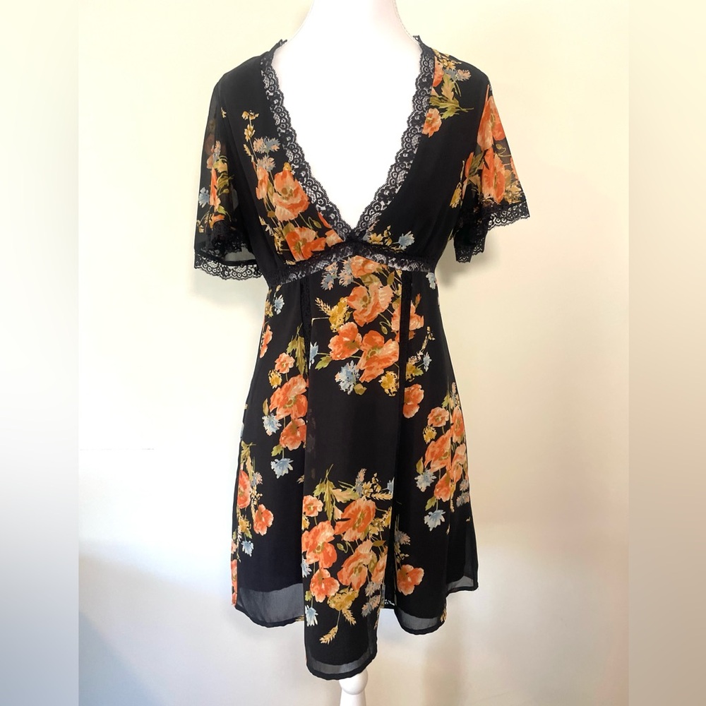 Black‎ Floral Laced Mini V- Neck Dress